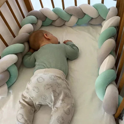 Tresse de Lit Bébé WrapNest blanche, grise et verte, pour confort et sécurité du bébé"