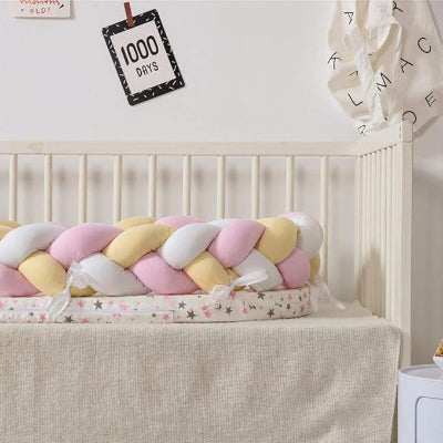 tresse de lit braidcushion blanc, jaune, rose, doux et sécurisant pour bébé