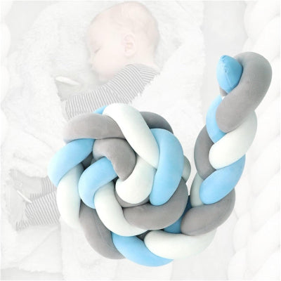 Tresse de Lit - BraidCushion™ : Braid cushion in white, blue, and grey, providing safety and style for baby.