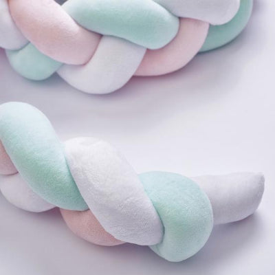 "Tresse de Lit Bébé WrapNest blanche dans un berceau, rose et verte, pour protection et décoration"