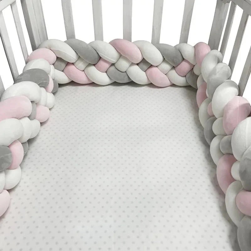 Tour de Lit Bébé CozyKnot™ en rose et gris : protection tressée confortable autour du berceau.