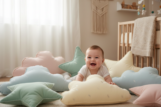Bébé heureux avec coussins nuage et étoiles