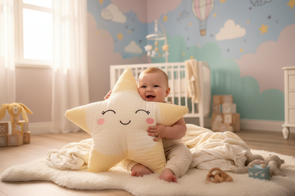 Bébé heureux câlinant grande peluche étoile et lune kawaii