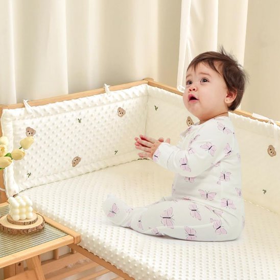 Tour de lit bébé en coton bio , détail des attaches sécurisées