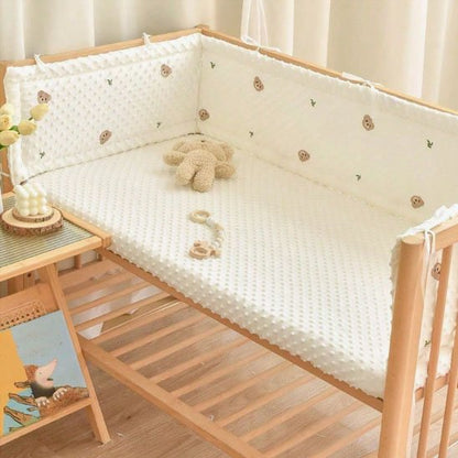 Tour de lit bébé en coton bio beige installé dans un berceau