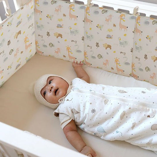 Tour de lit bébé ultra-doux gris motif étoiles, Tour de lit bébé ultra-doux blanc à motifs nuages, Tour de lit bébé ultra-doux palette pastel, Tour de lit bébé ultra-doux côté attaché au lit, Tour de lit bébé ultra-doux vue rapprochée tissu, Tour de lit bébé ultra-doux ensemble décor chambre bébé, Tour de lit bébé ultra-doux coussin assorti, Tour de lit bébé ultra-doux installation facile, Tour de lit bébé ultra-doux motif animaux, Tour de lit bébé ultra-doux vue d’ensemble lit bébé,